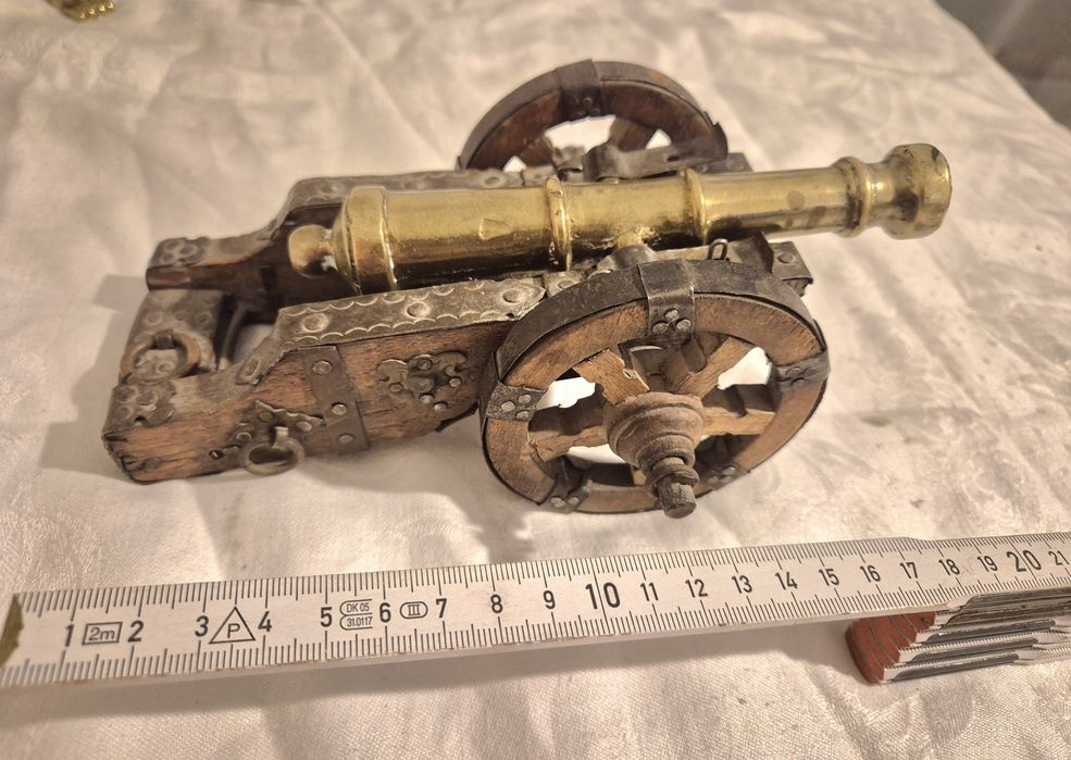 Бронзовая рамка ,старинная . Подсвечники , пушка