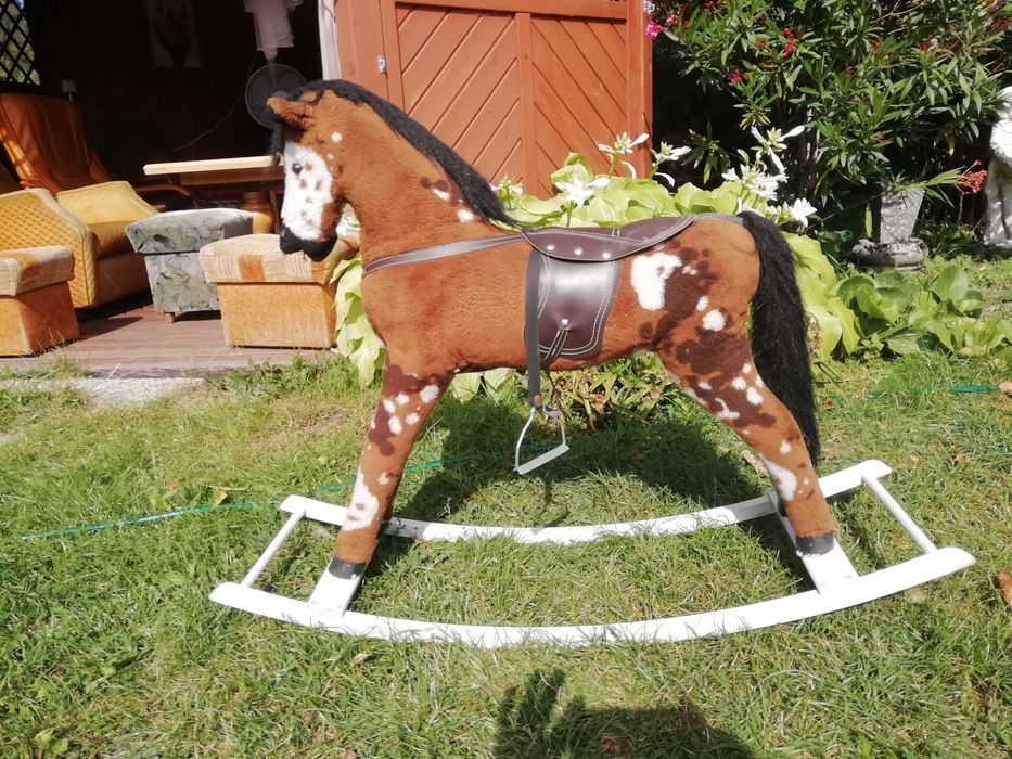 Duży koń na biegunach