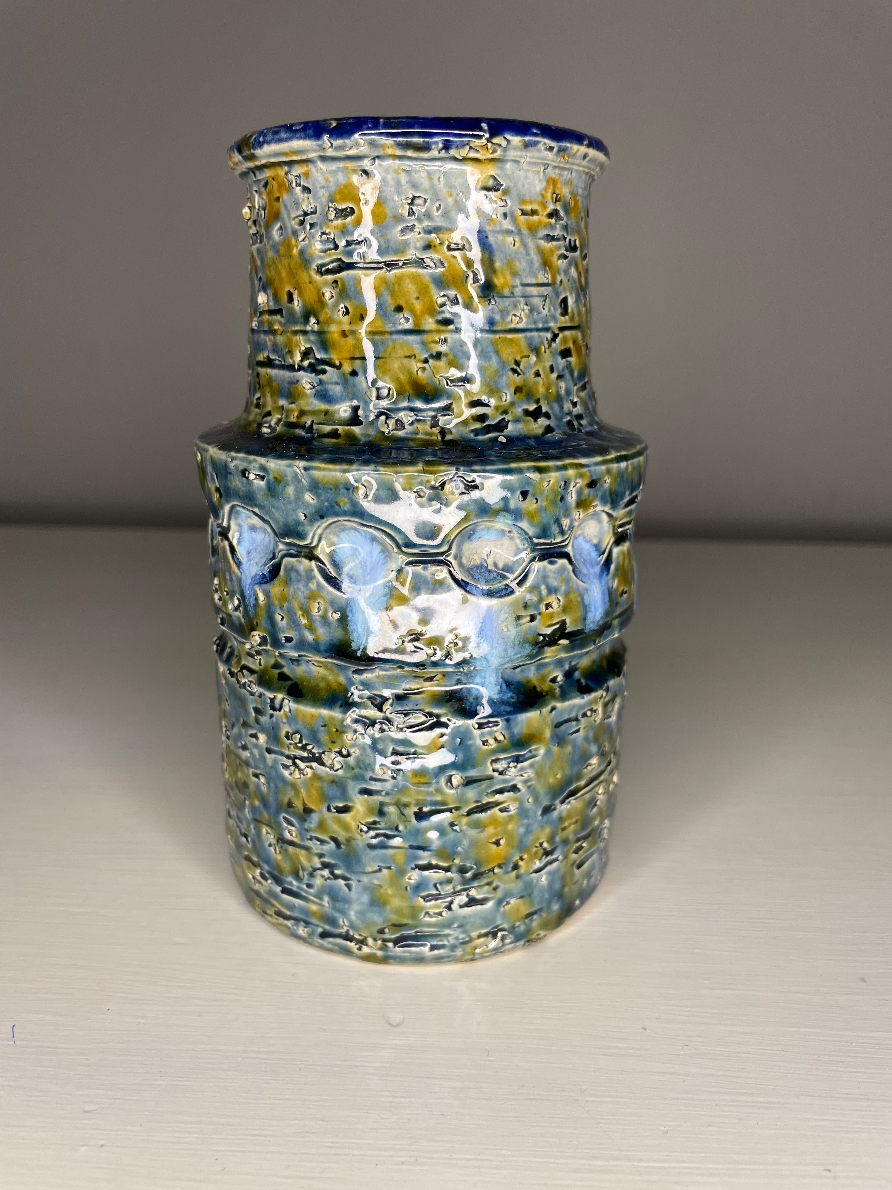 Pięknie szkliwiony ceramiczny wazon. Stara ceramika artystyczna.