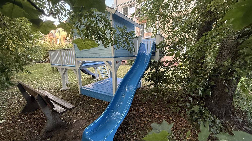 Piekny Nowy Domek drewniany dla dzieci ze zjezdzalniami i piaskownica