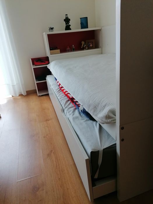 Cama dupla ikea + cabeceira e 2 colchões + bloco gavetas