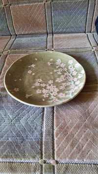 подарунок декоративна тарілка оливкового кольору з квітами за 100 гр