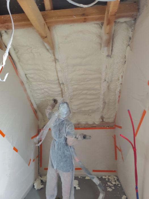 Ocieplane poddasza piana Pur . Izolacje natryskowe Pur. piana Pur