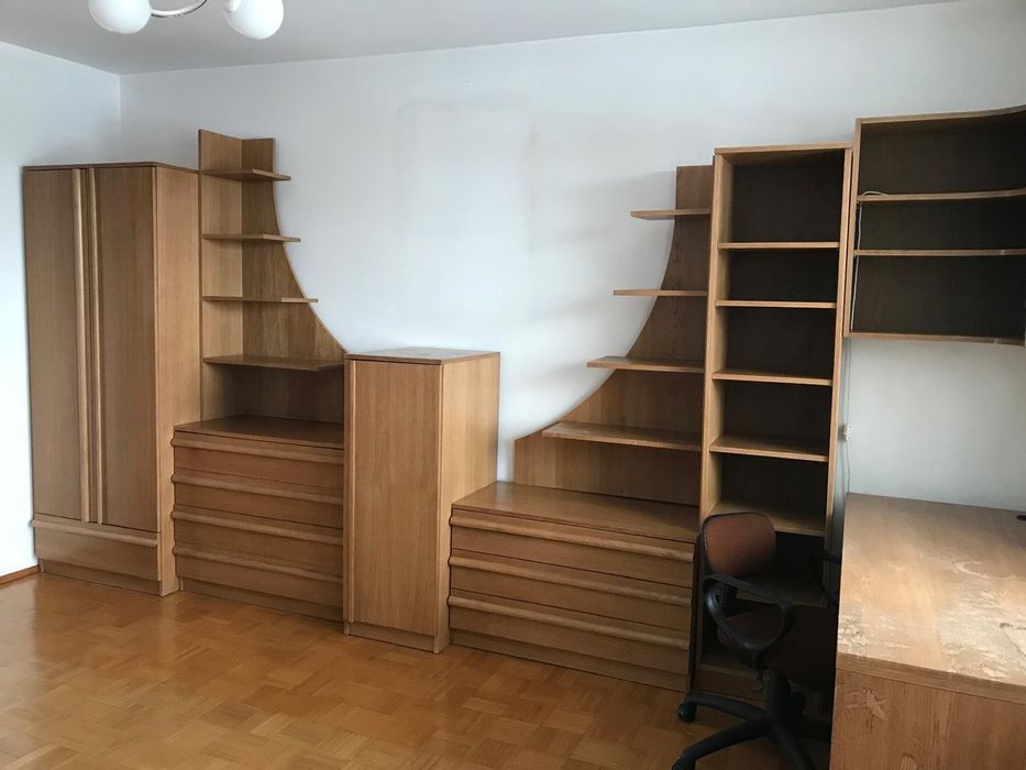 Szafa, 2 półki wiszące, regał z półkami, 2 komody z szufladami, szafka