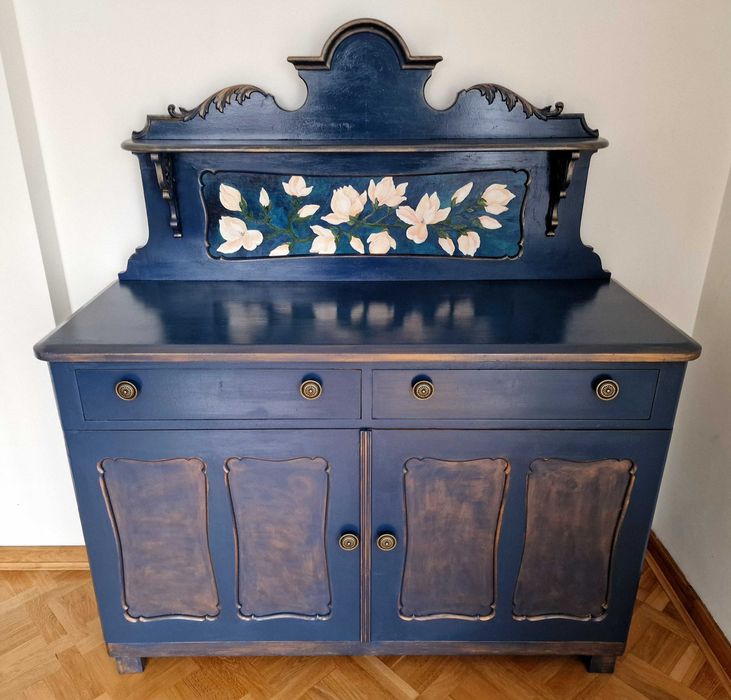 Zabytkowa komoda z nadstawką po renowacji ręcznie malowana