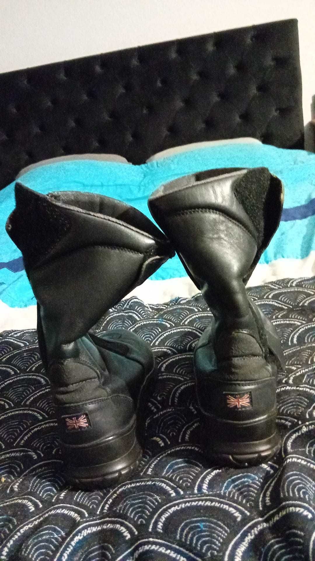 Botas pretas de mota