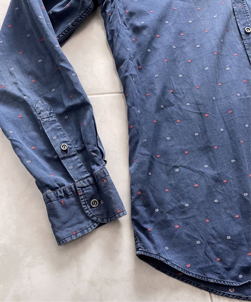 Camisa azul escura com flores (Massimo Dutti, tamanho M)