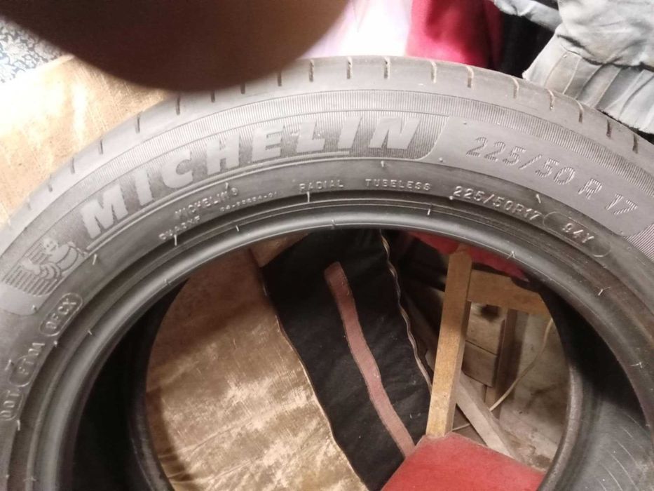 Vendo ou Troco 2 Pneus Michellin 225/50 R17