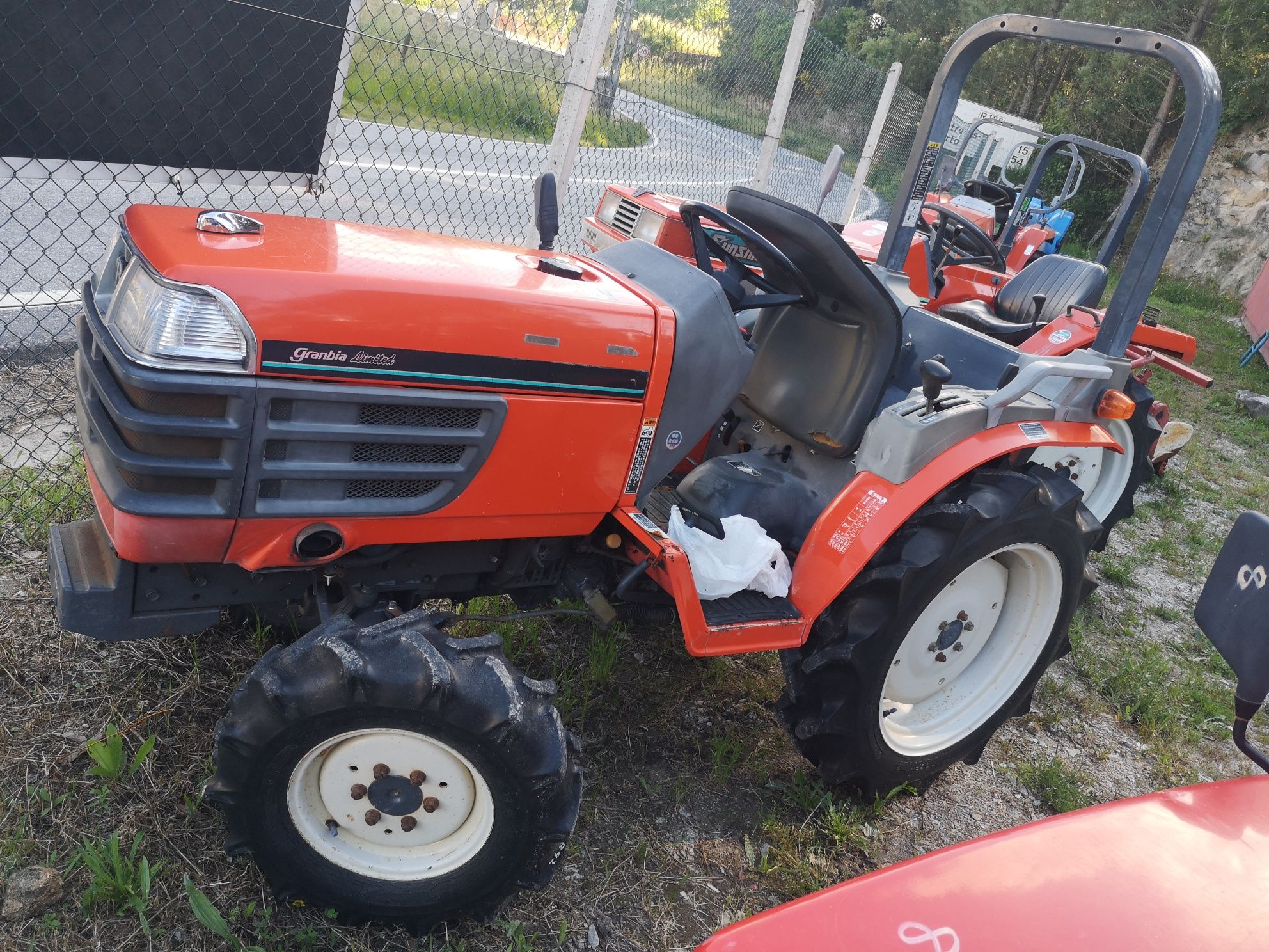 Vendo tratores de 3 cilindros 4x4