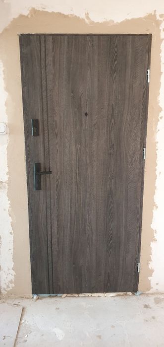 Montaz drzwi wewnętrznych i zewnętrznych. Panele laminowane