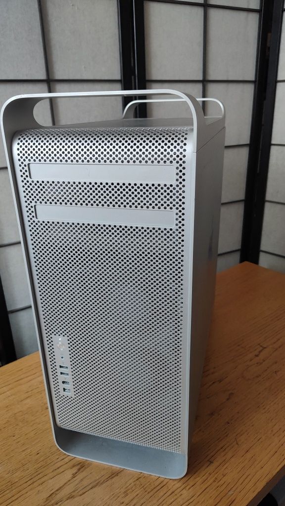 Retro komputer Apple mac pro