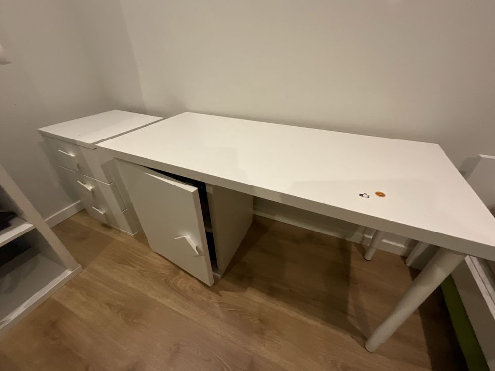 Cama e secretária - conjunto de quarto de criança