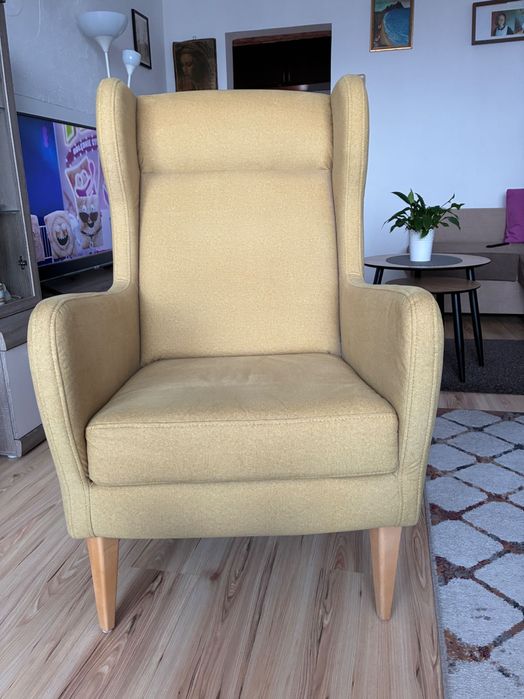 Fotel uszak z Agatą Mebke kolor miodowy