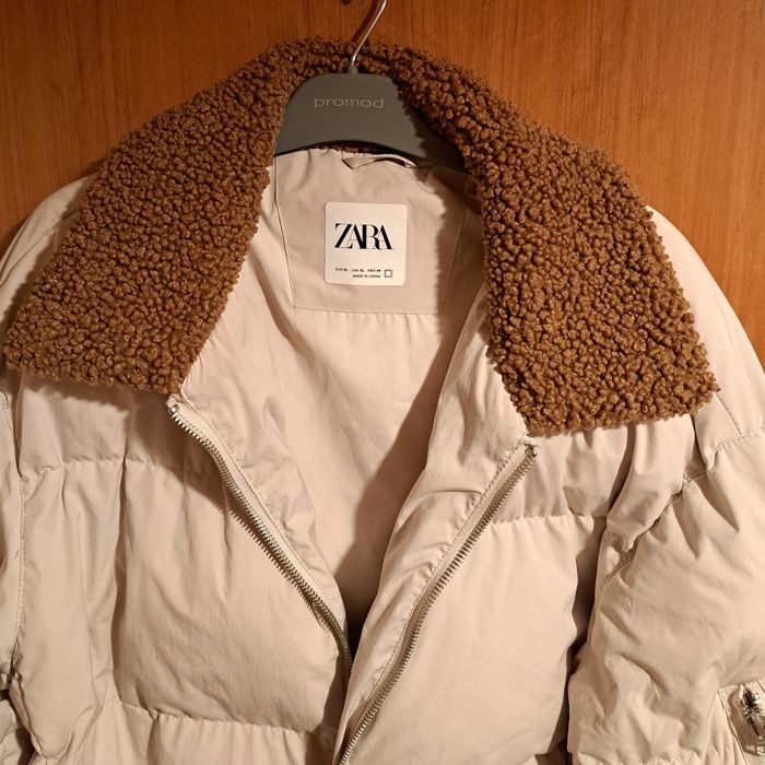 Blusão acolchoado com penas T.XL.  Gola em pêlo-Zara