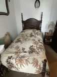 Cama de Solteiro e Mesa de Cabeceira