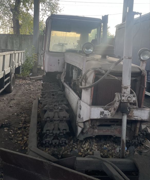 Продаєця д-75 на повному ходу