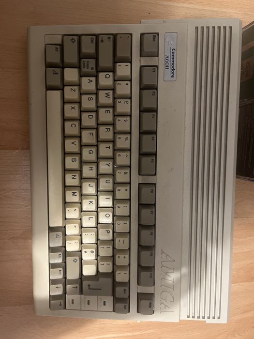 Amiga 600 + dyskietki dużo