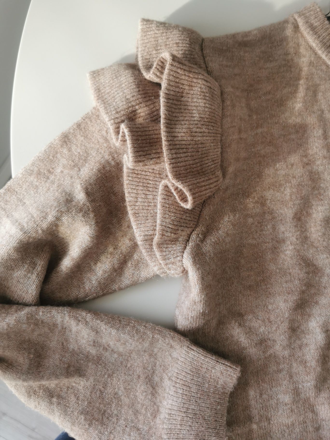Sweterek firmy H&M 
Rozmiar 158/164
Sweterek jest nowy, w stanie ideal