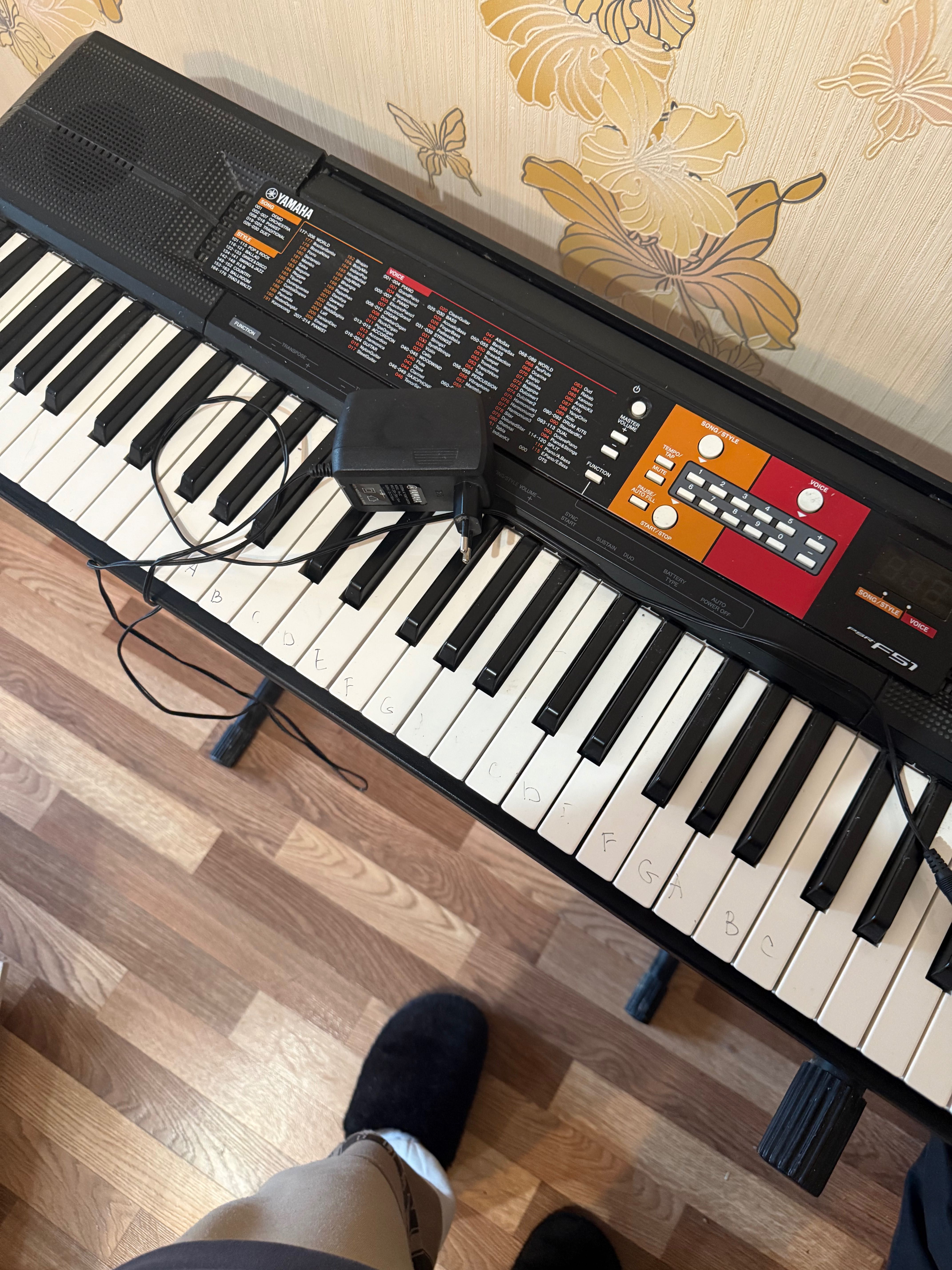 Синтезатор Yamaha PSR-F51 с подставкой Для начинающих