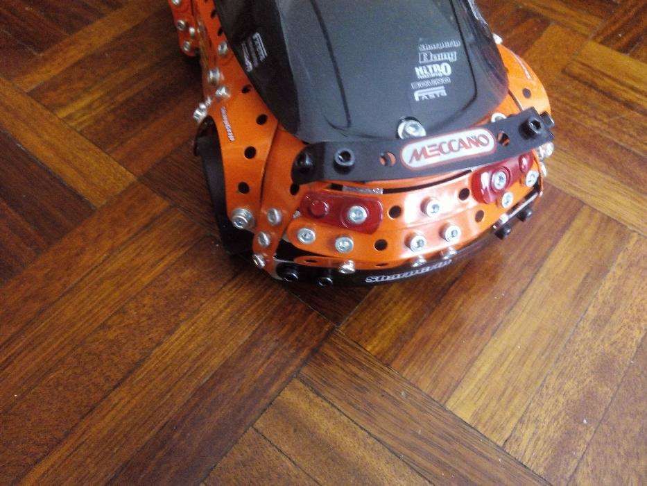 Carro telecomandado da Meccano com sistema de som e luzes como novo