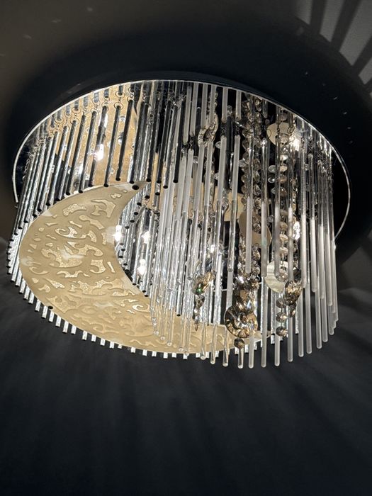 Срочно Продам красивую модную люстру