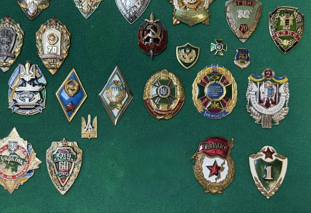 Коллекция знаков Пограничных войск разных времен в рамке под стеклом