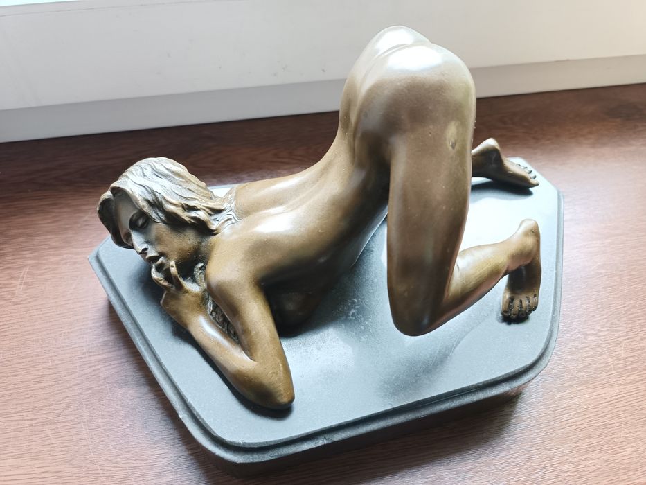 Rzeźba brąz akt Nino Oliviono