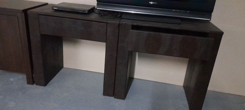 Mesas de cabeceira forradas pele