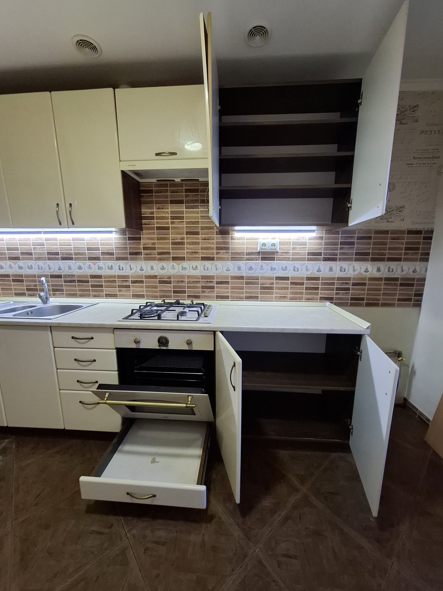 Кухня, кухонні меблі, Посудомийна машина, духовка, Витяжка,