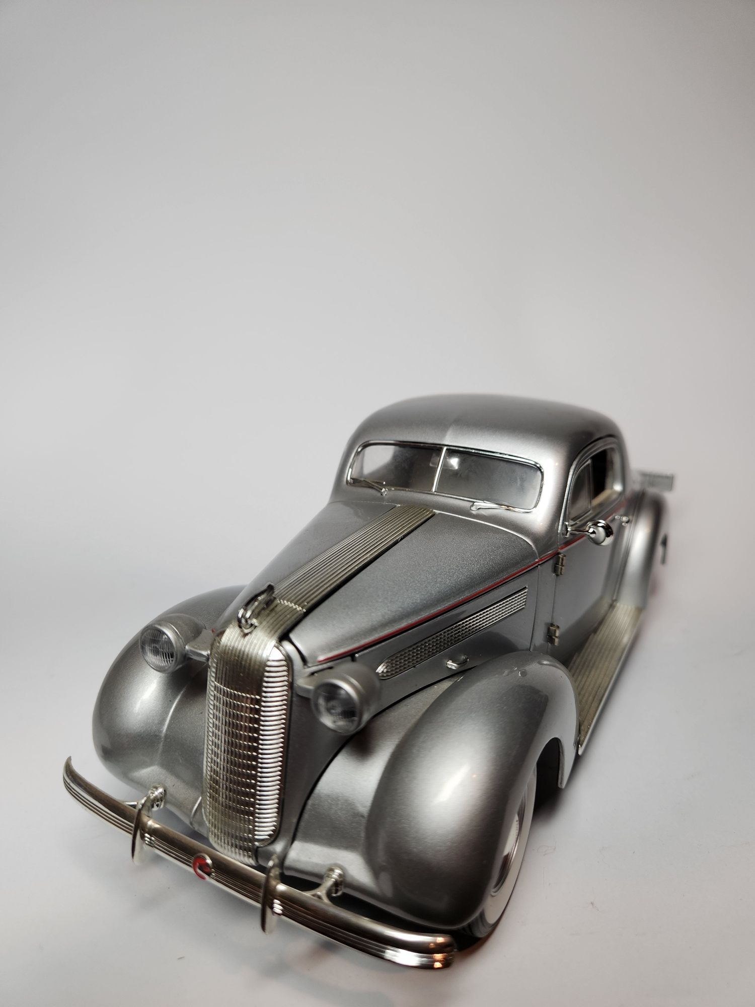 Signature Pontiac Deluxe 1936 skala 1:18 model kolekcjonerski