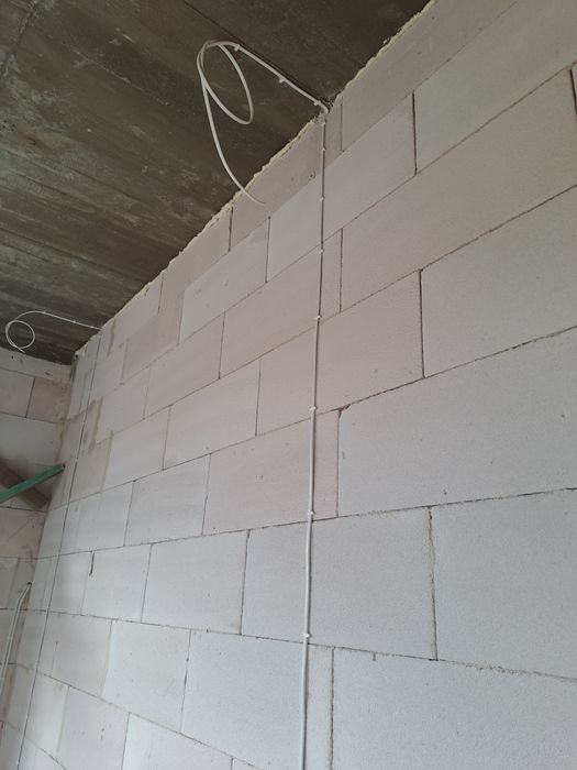 Usługi elektryczne – KinMar Construction | Profesjonalny elektryk