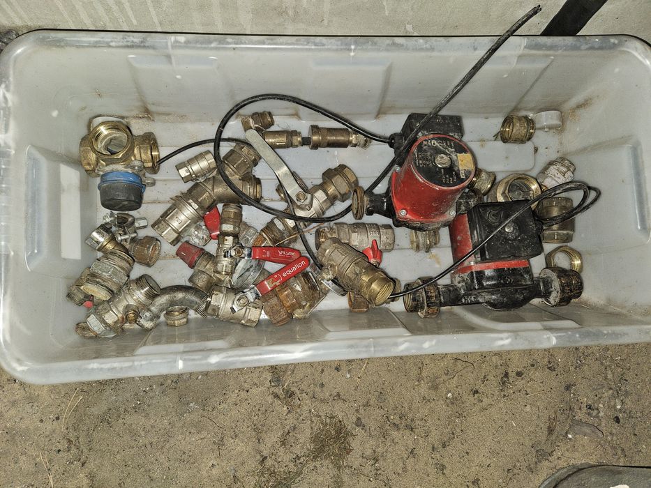 Kształtki, zawory pompa CO hydrauliczne po demontażu kotłowni