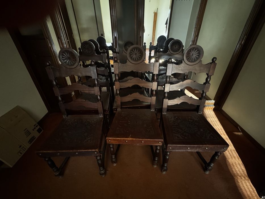 6 Cadeiras antigas trabalhadas e com acento de couro