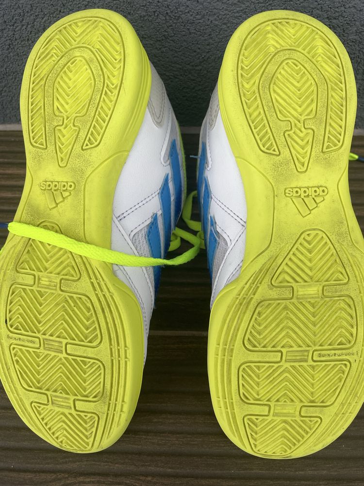 Tenis futsal nr 36