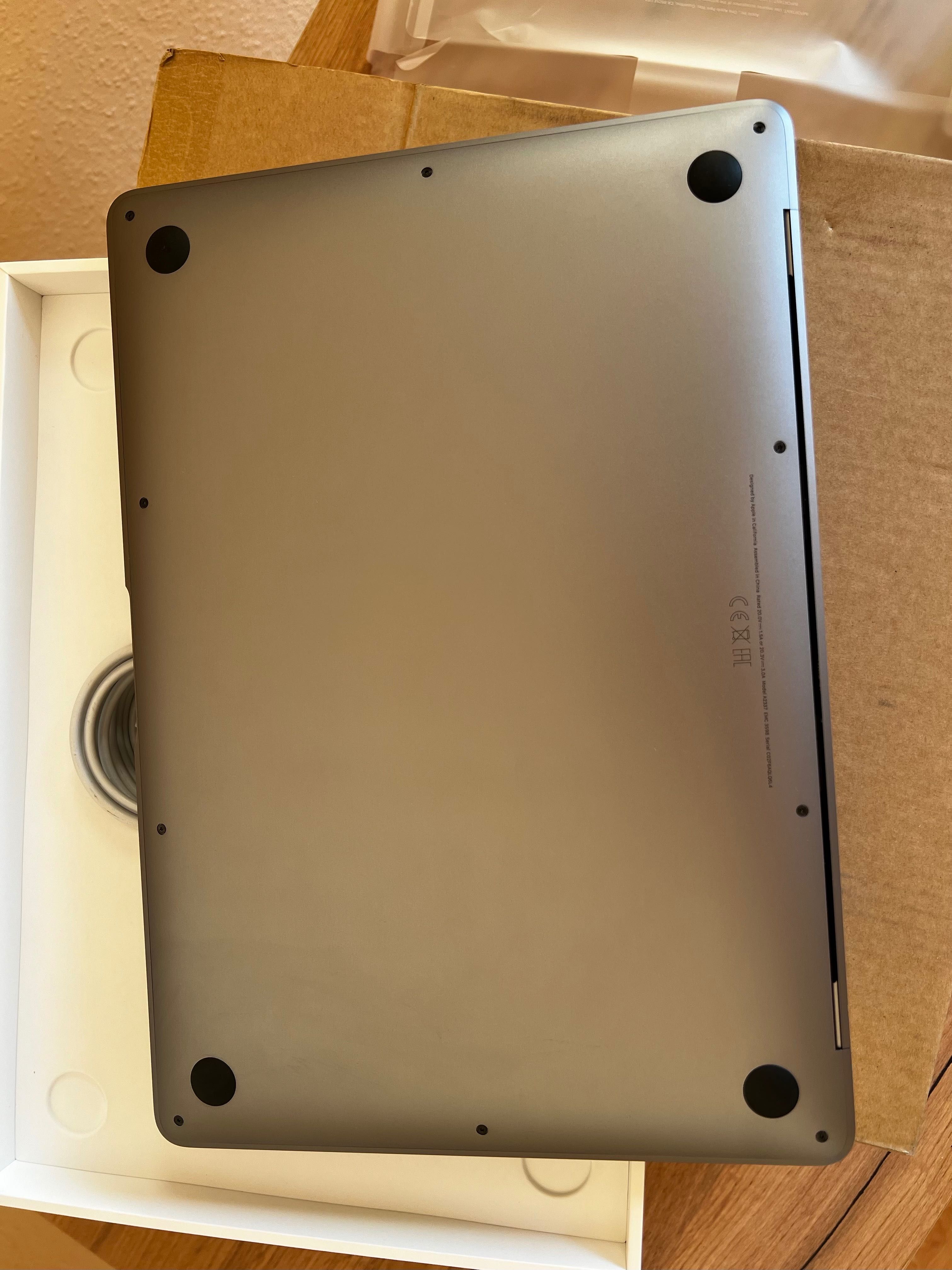 McBook Air 13-inch 8GB Memory 256GB SSD