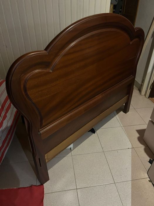 Cama de casal em Madeira