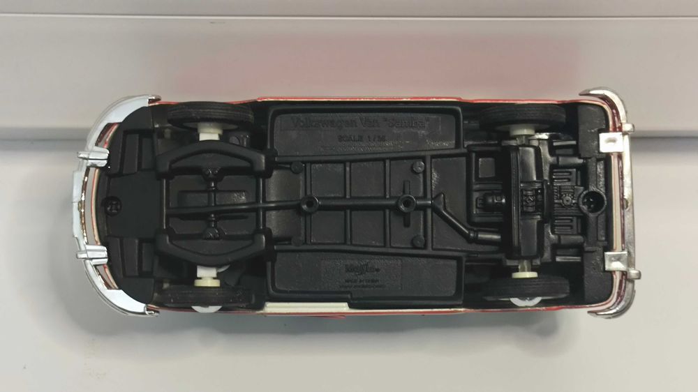 Модель, машинка Volkswagen Van Samba 1.24 Maisto Red