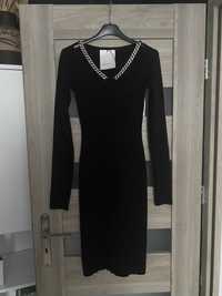 Czarna sukienka prążkowana z kwadratowym dekoltem / łańcuch