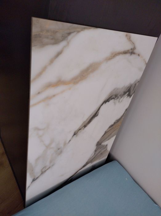 Płytka gresowa o wymiarach 60 cm x 120 cm.