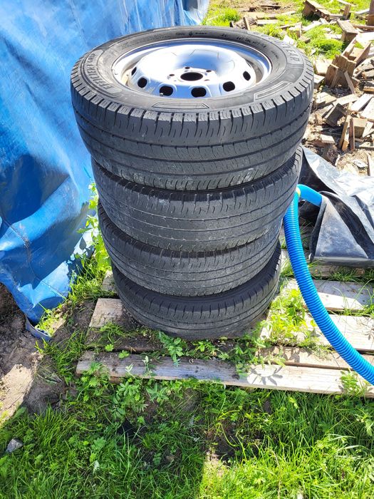 Felgi 5x114,3 Opel Vivaro z letnimi oponami Goodyear z felgami 16