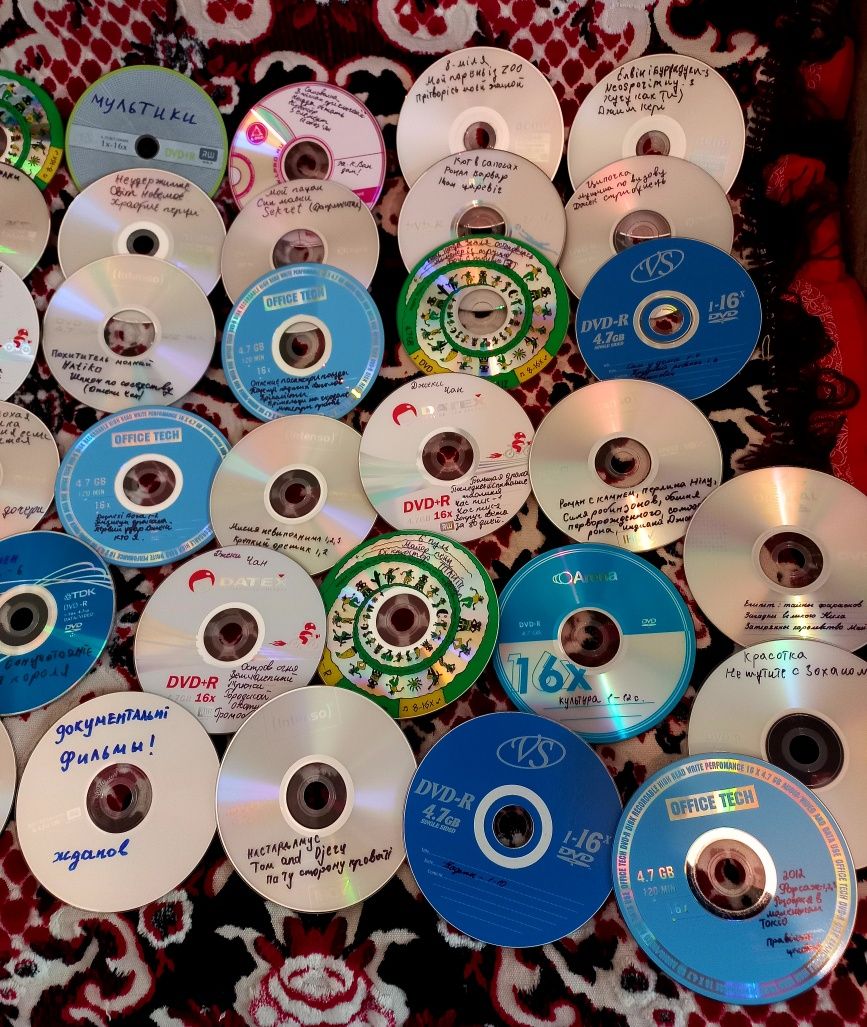 Записані диски ( фільми, мультфільми, документалки та ігри)