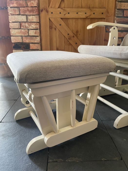 Fotel bujany wraz z podnóżkiem