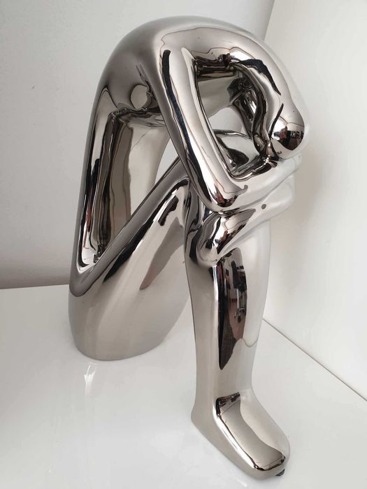 Estatueta "Mulher com a cabeça para baixo"