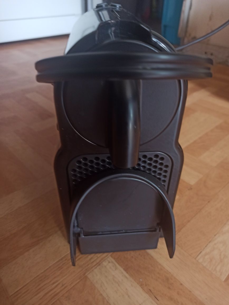 Express kapsulkowy DeLonghi
