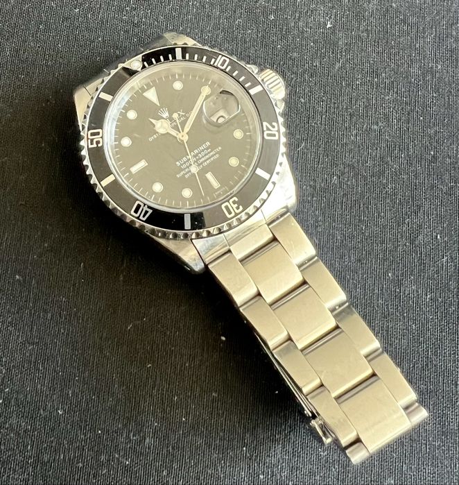 Rolex Submariner date  40 mm , ref . 16610 men . Year 1999