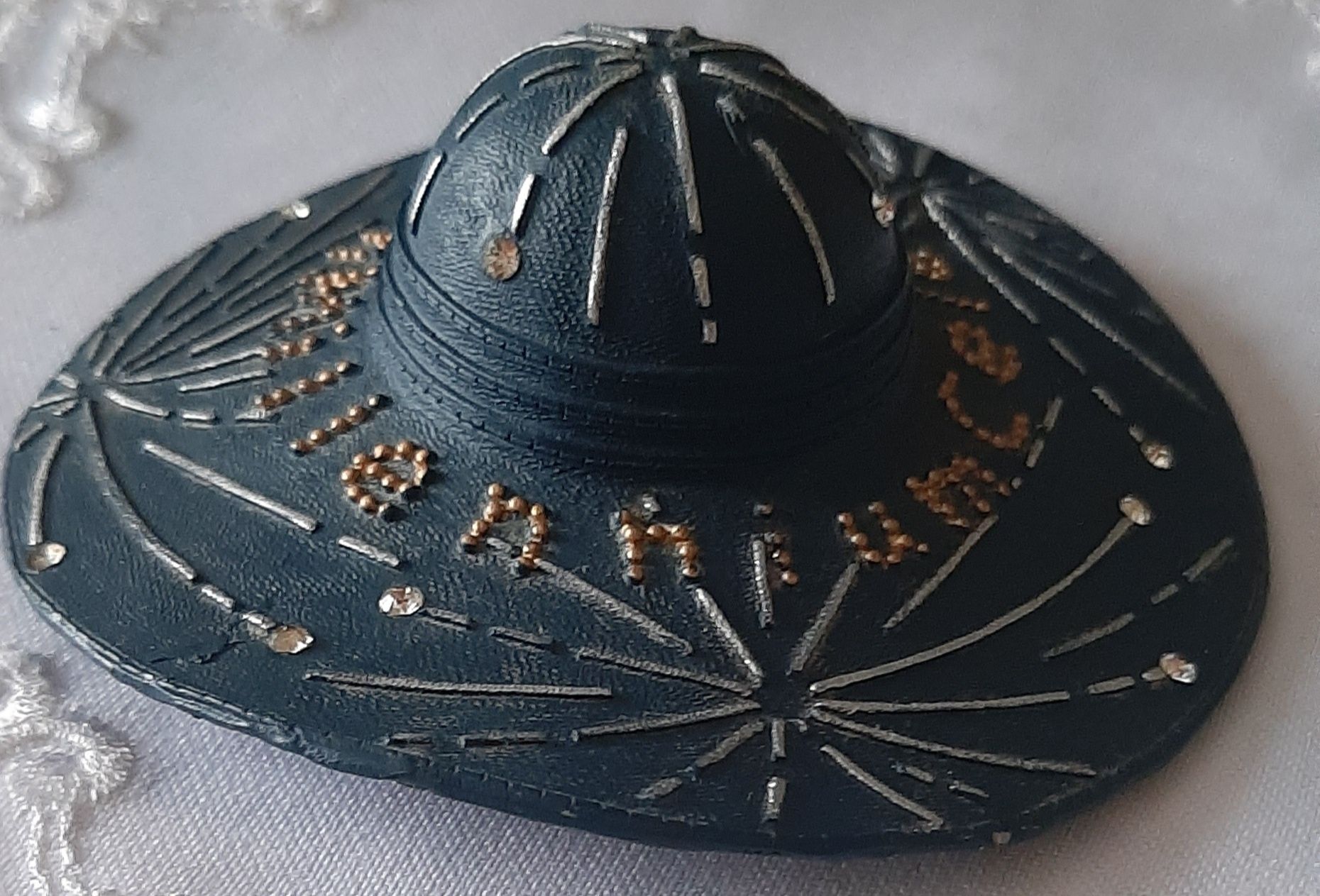 Leonard Collection figurka ceramiczna kapelusik