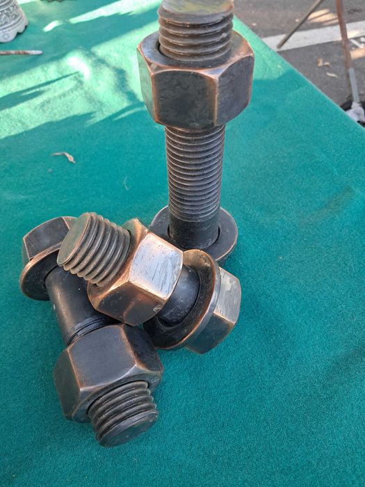 Parafusos grandes em cobre