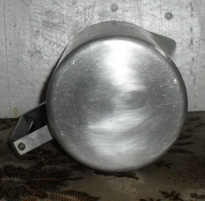 Aluminiowy garnuszek z pokrywką z PRL