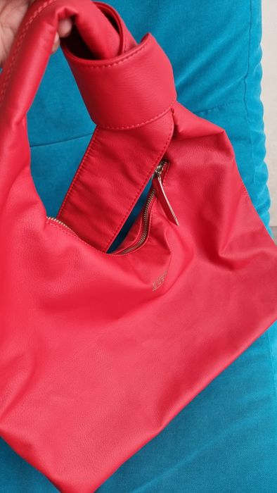 Сумка-хобо червоного кольору з галстуком від LUCKY