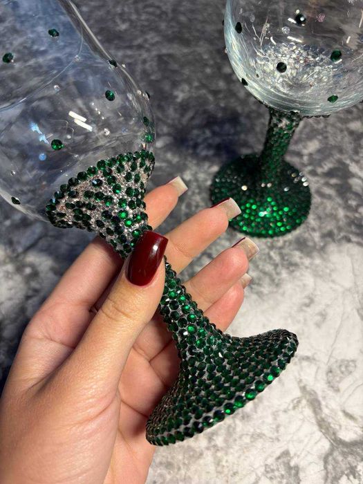 Бокали із зеленими стразами — стильна та яскрава ручна робота